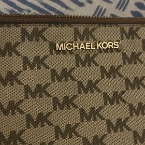 AUTHENTIC, Michael Kors wristlet 
 
Never been used 

Perfect condition!